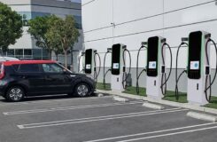 Sähköauto pysäköitynä neljän pikalatausaseman viereen