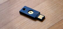 USB-liitäntäinen fyysinen turva-avain puisella pöydällä