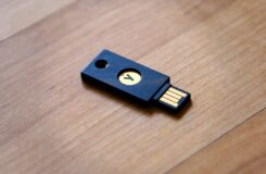 USB-liitäntäinen fyysinen turva-avain puisella pöydällä