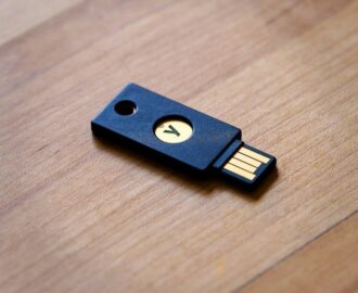USB-liitäntäinen fyysinen turva-avain puisella pöydällä