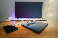 Älytelevisio ja muita kodin elektroniikkalaitteita olohuoneessa