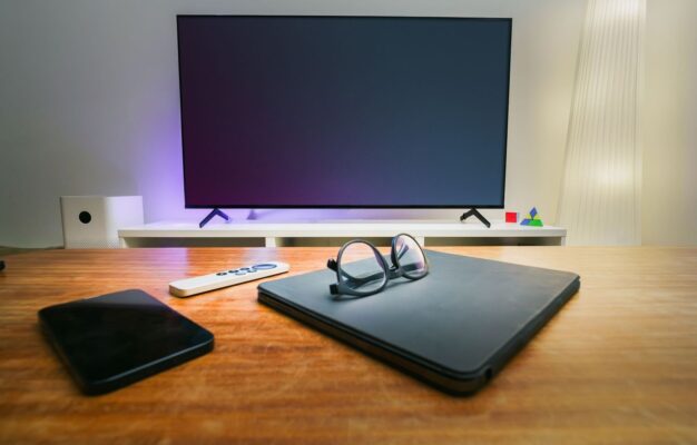 Älytelevisio ja muita kodin elektroniikkalaitteita olohuoneessa