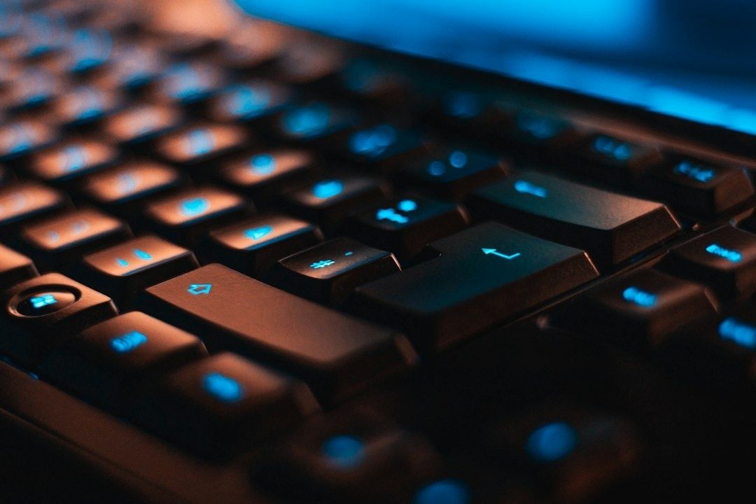 Lähikuva sinivalaistun tietokoneen näppäimistön Delete-näppäimestä